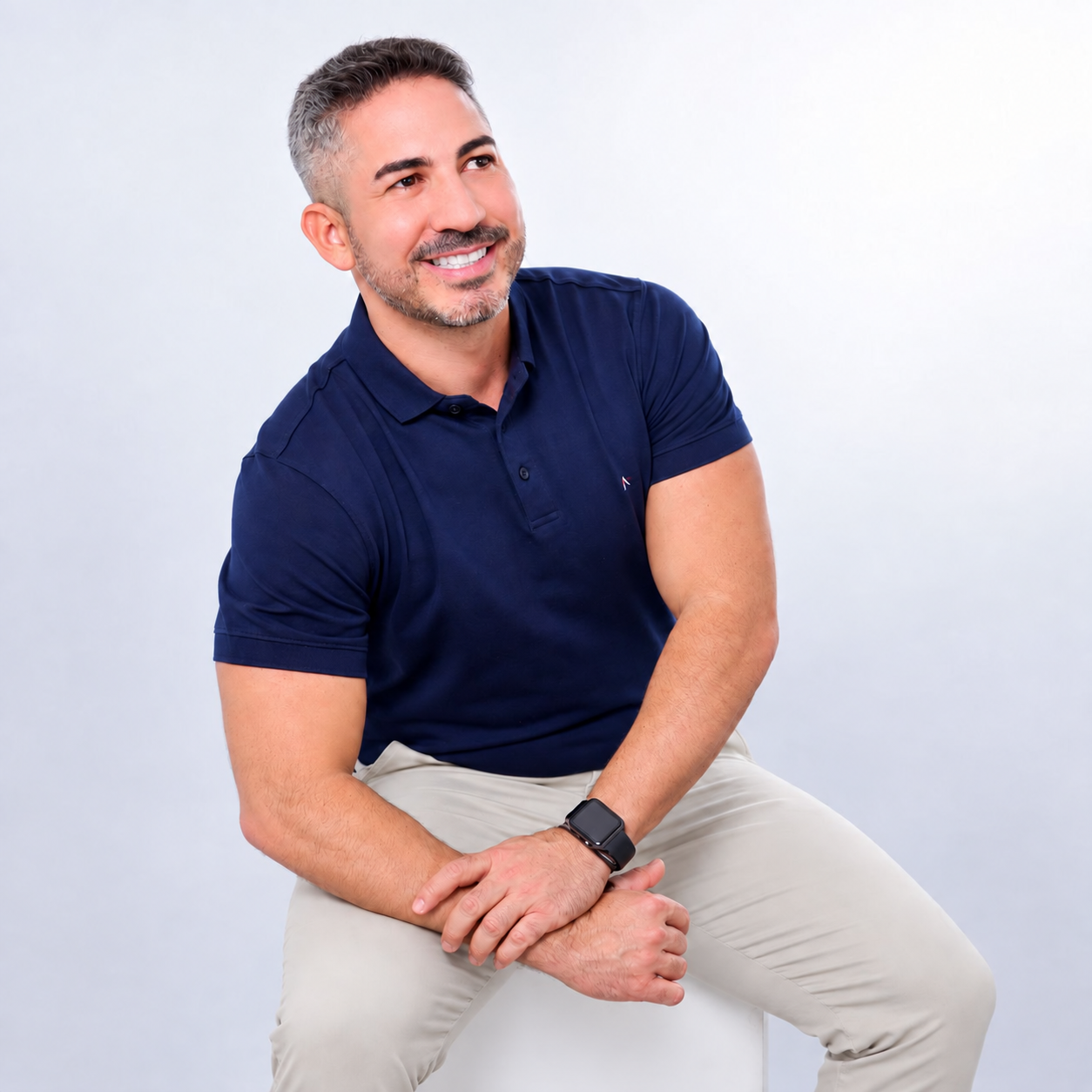 Dr. Agamenon Bastos sentado e sorrindo